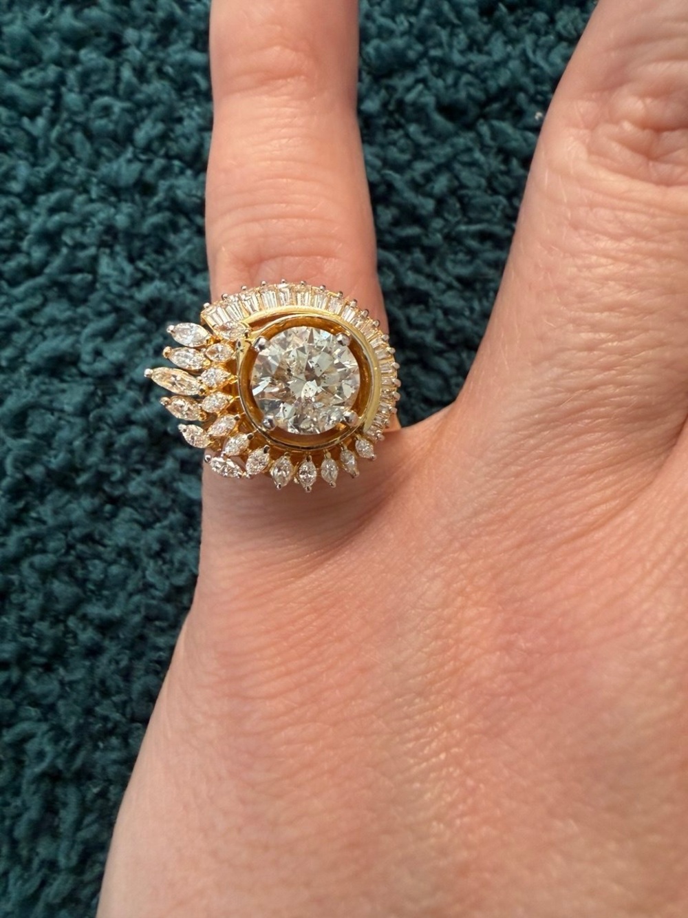 2 Carat Center - 1.61 Carat Surrounding Diamond Ring statement piece - Picture 1 of 1